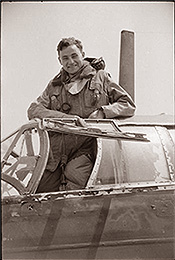 詹姆斯·艾伦·沃德＂>
          </div>1941年夏天，飞行中士詹姆斯·艾伦·沃德被授予维多利亚十字勋章，因为他爬上了他的惠灵顿轰炸机的机翼，并在距苏德兹号13000英尺的高空扑灭了右舷发动机的火灾。当时，他的腰上只绑了一根绳子。<br>
          <br>过了一段时间，丘吉尔把这个害羞、虚张声势的新西兰人叫到唐宁街10号，祝贺他的功绩。<br>
          <br>他们一开始就不太顺利。<br>
          <br>当这位无所畏惧、胆大无比的飞行员在这位伟人面前不知所措时，丘吉尔发现自己甚至完全无法回答向他提出的最简单的问题，他尝试了不同的方法。<br>
          <br>“在我面前，你一定觉得很卑微，很尴尬，”他开始说。<br>
          <br>“是的，先生。”沃德结结巴巴地说。“我做的。”<br>
          <br>“那么你可以想象，”丘吉尔说，“我在你的房间里感到多么卑微和尴尬。”</blockquote>
         <p></p>
         <p></p>
         <center>
          <b>* * *</b>
         </center>
         <br>
         <a href=