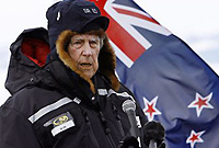 埃德蒙希拉里”>
         </div>新西兰总理海伦•克拉克今天宣布埃德蒙•希拉里爵士(1919年b。7月20日),新西兰beekeeper-turned-mountaineer,今天早上去世了,享年88岁。<br>
         <br>1953年,埃德蒙·希拉里表示,他和他的夏尔巴人向导丹增·诺尔盖成功,成为第一个已知的男性征服珠穆朗玛峰,世界上最高的顶峰。哈利戈登中写道<a href=